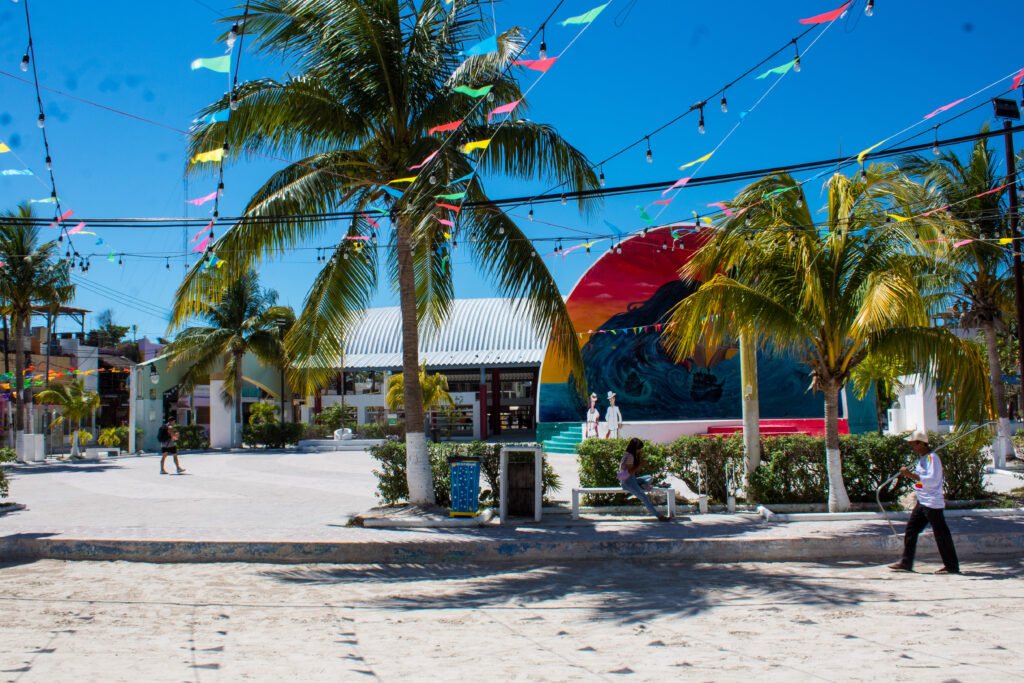 Holbox: Aguas turquesas, arenas blancas y naturaleza virgen en el Caribe mexicano.