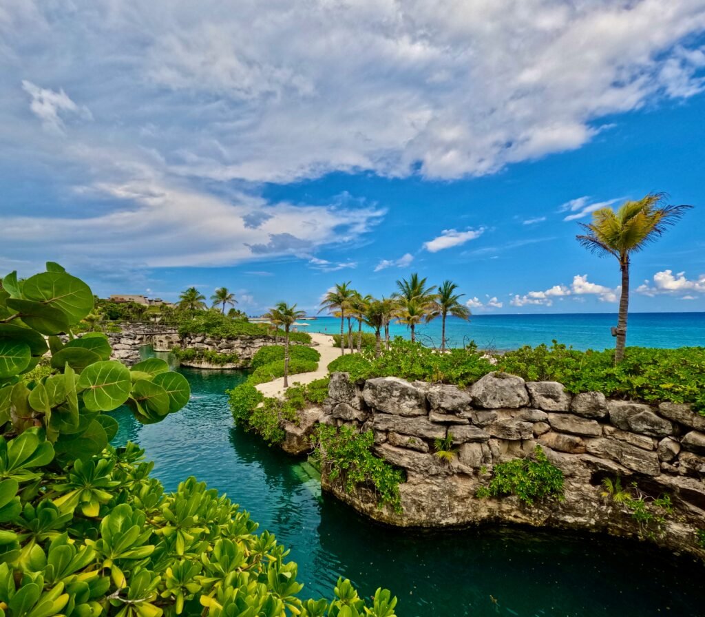 Xcaret: Un recorrido por la historia y biodiversidad de México junto al mar Caribe.